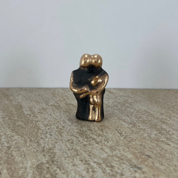 Mors og fars kærlighed er stor og for evig, 1 stort barn - personlig gave en bronzeskulptur